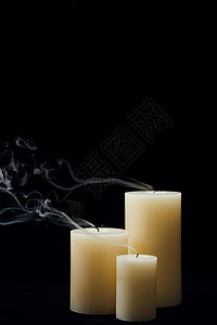 熄灭的蜡烛冒着烟背景图片