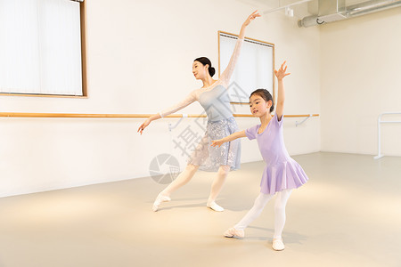 艺术运动舞蹈老师指导小女孩跳芭蕾舞背景