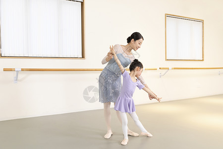 新艺术运动舞蹈老师指导小女孩跳芭蕾舞背景