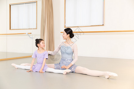 舞蹈老师教小女孩跳芭蕾舞高清图片