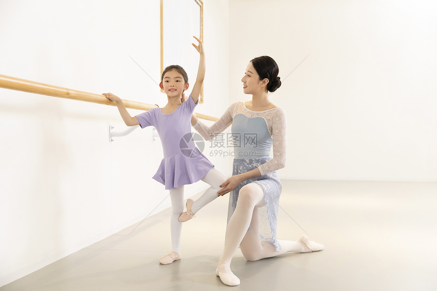 芭蕾舞老师纠正小女孩芭蕾舞动作图片