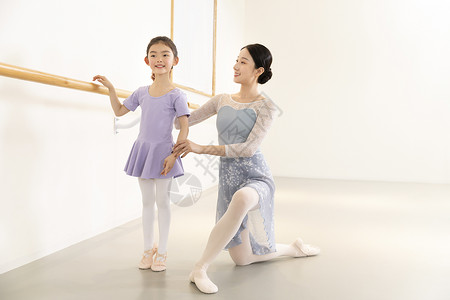 芭蕾舞老师纠正小女孩芭蕾舞动作背景图片