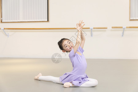 舞蹈室练习芭蕾舞的小女孩高清图片