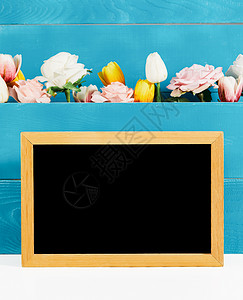黑板和满是鲜花背景板背景图片