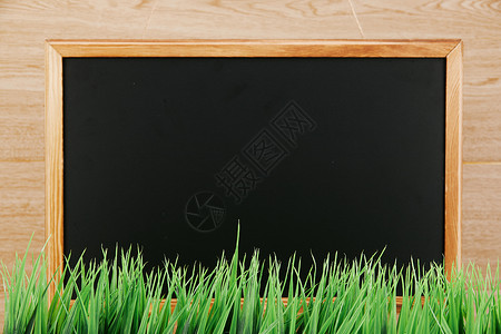 绿草和黑板背景素材图片