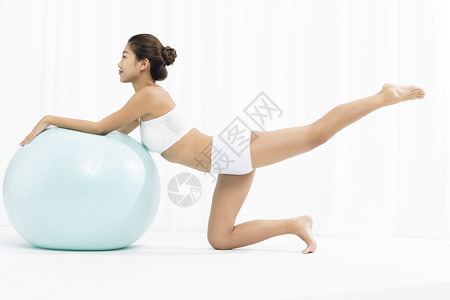 居家女性瑜伽锻炼背景图片