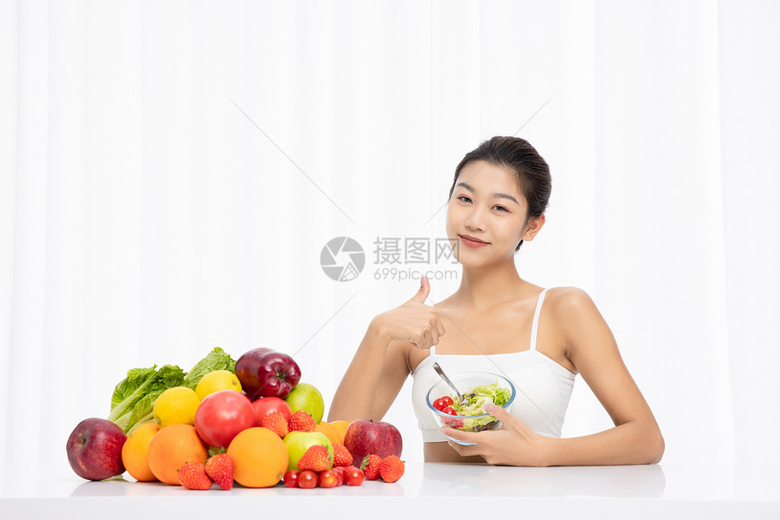 年轻女性减肥瘦身吃沙拉图片