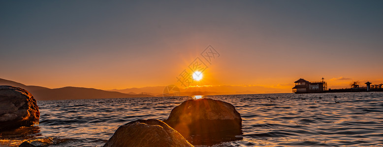 拍摄于云南大理洱海清晨日出背景图片