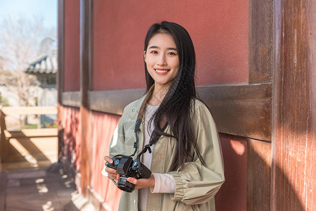 景区拍照美女大学生一个人旅行拍照背景