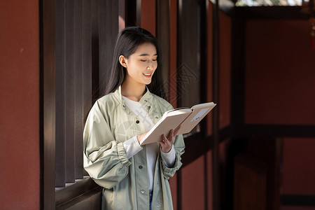 清纯街拍少女美女游客大学生春游看书背景