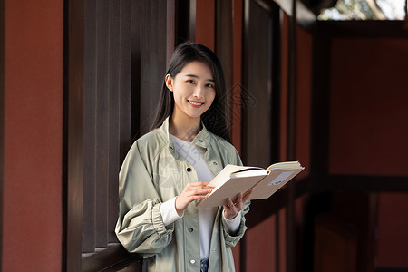 清纯街拍少女美女游客大学生春游看书背景