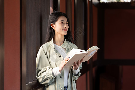 清纯街拍少女美女游客大学生春游看书学习背景