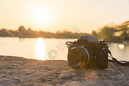 连环画单素材夕阳落日下的复古相机背景