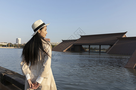 美女大学生一个人旅行图片