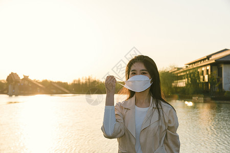 美女大学生旅行摘掉口罩背景图片