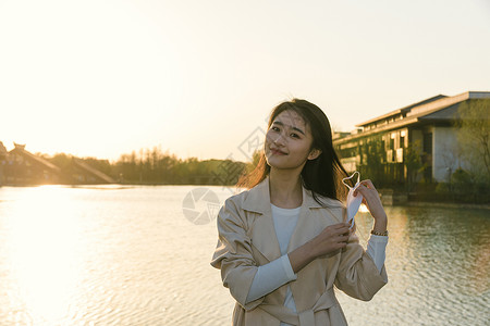 美女大学生旅行摘掉口罩背景图片