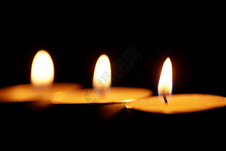 祈福祝福燃烧的蜡烛黑色背景祷告高清图片素材