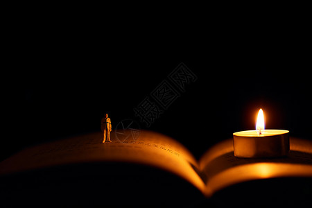 祈福祝福燃烧的蜡烛黑色背景哀悼高清图片素材
