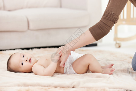 给婴儿宝宝换尿布亲子高清图片素材