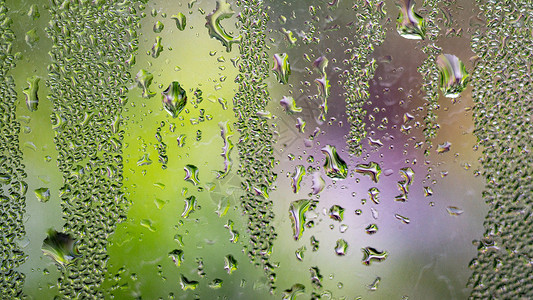 窗户的雨水背景图片