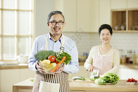 中老年男士手捧蔬菜图片