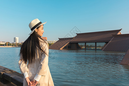 美女游客一个人旅行图片