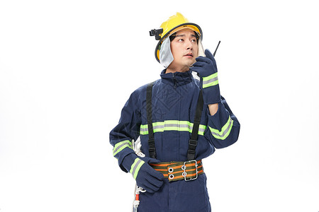 中国强大素材消防员使用对讲机沟通背景