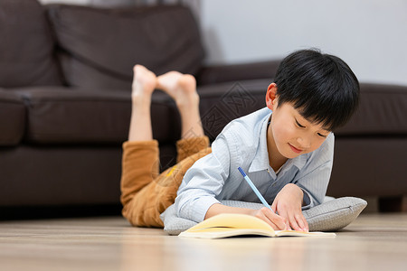 在家做作业的小男孩儿童高清图片素材