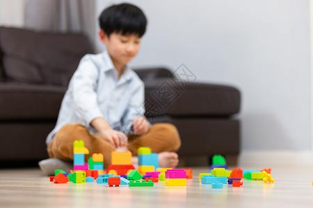 小男孩在独自在家玩积木背景图片