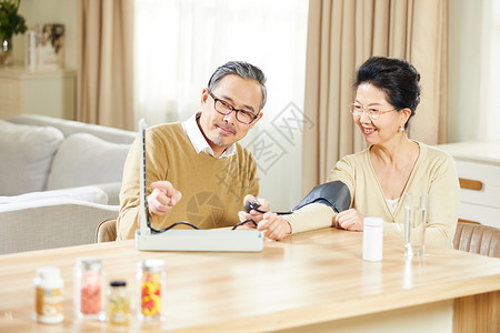 中老年夫妇居家测量血压高清图片