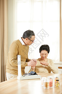 中老年男士辅助妻子吃药背景图片