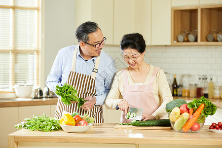 水果蔬菜厨房中老年夫妇厨房一起备菜背景