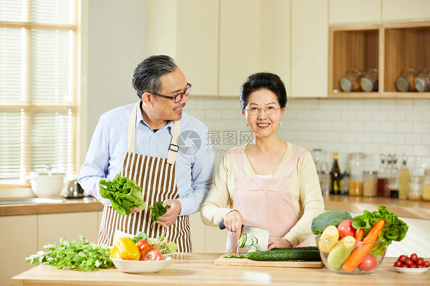 中老年夫妇厨房一起备菜图片