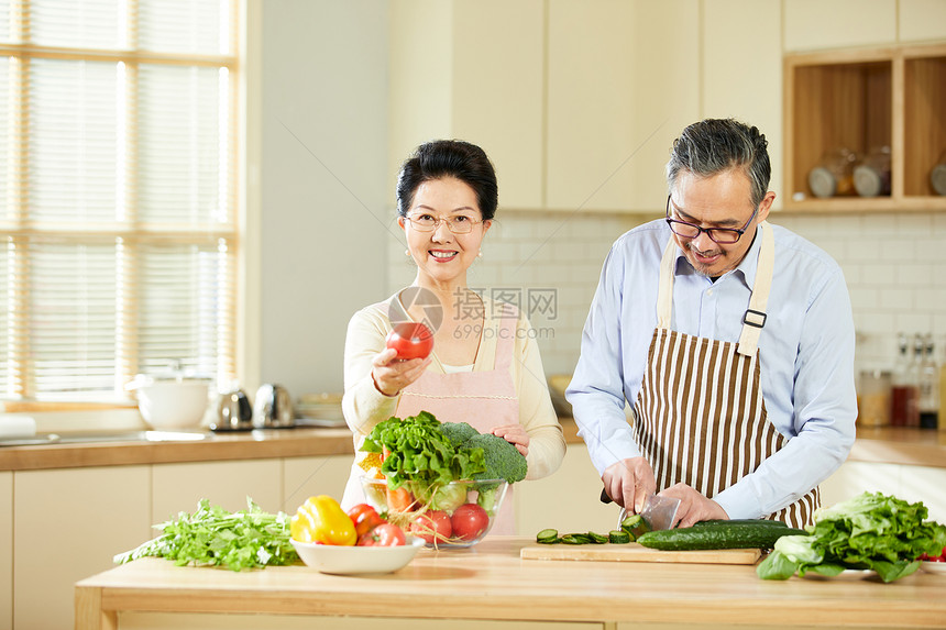 中老年夫妇厨房一起备菜图片