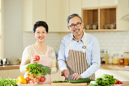 中老年夫妇厨房一起备菜图片