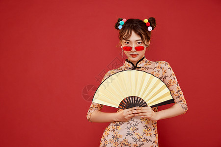 中式人像古典东方国潮旗袍美女拿折扇背景
