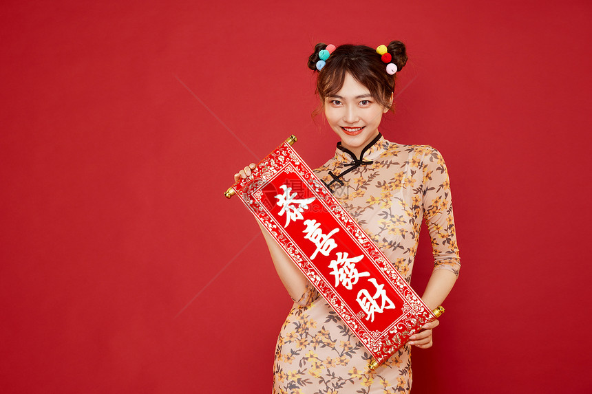 中国风国潮旗袍美女拿春联图片