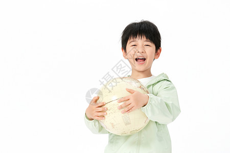 坐着抱球男孩抱着地球模型开心的小男孩背景
