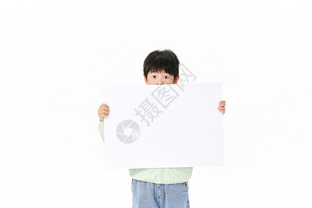 小男孩拿着白色板子图片