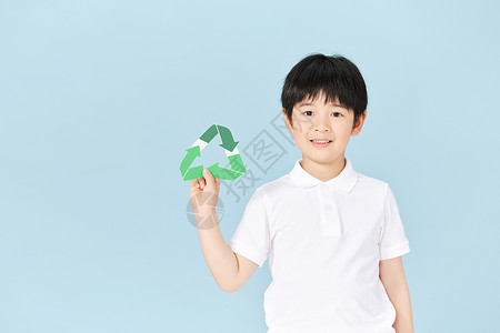 保护环境标志拿着环保标志的小男孩背景