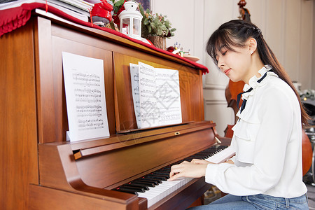 弹钢琴的女性图片