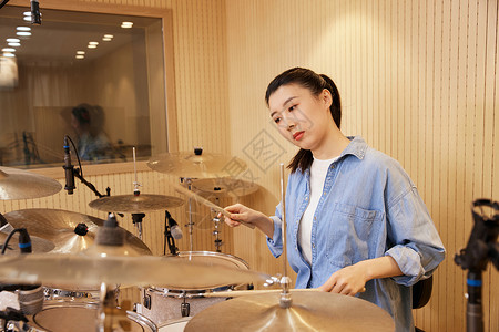 西洋乐器演奏打架子鼓的女性背景