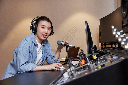 专业录音棚调音监听人员亚洲人高清图片素材
