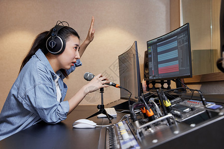 专业录音棚调音监听人员示意按钮高清图片素材