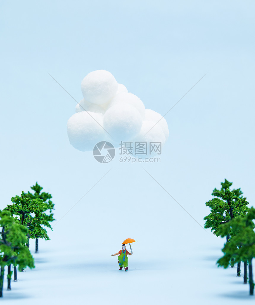 愚人节小丑节日背景素材-在云朵下撑伞行走的小丑图片