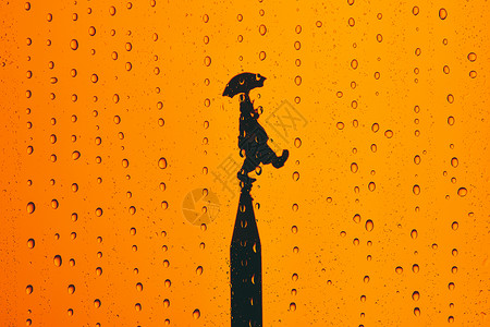 愚人小丑帽愚人节小丑节日背景-雨中撑伞的小丑背景