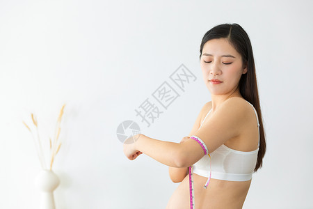 孕妇用卷尺测量手臂图片