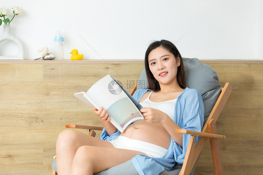 居家生活的孕妇在看书图片