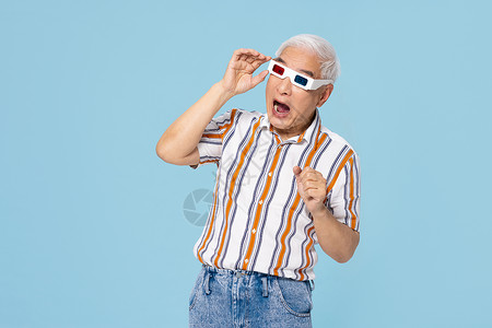 戴着3D眼镜看电影的老爷爷图片素材