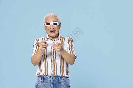 戴着3D眼镜玩游戏的老爷爷图片